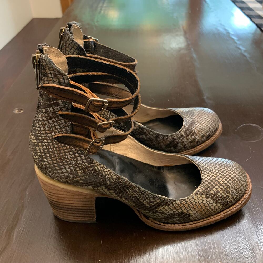 Women’s Freebird Randi Shoes Grey Snakeskin Size 8 EUC! - Picture 2 of 8